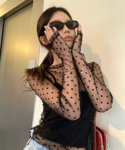 SHEPP(シープ)の「ドット柄長袖シアートップス(Tシャツ/カットソー・レディース・ブラック/アイボリー・F)」の3枚目の写真