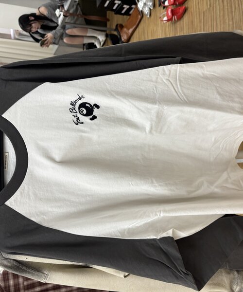 WHO'S WHO gallery（フーズフーギャラリー）の「【UNISEX/ユニセックス】COOPER FACTビリヤードラグランロンTEE（Tシャツ/カットソー・レディース・ブラック/チャコールグレー・MEDIUM/LARGE）」の3枚目の写真