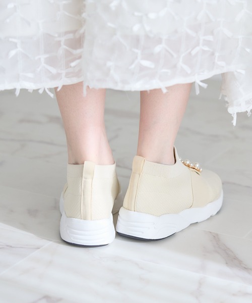 tocco closet(トッコ クローゼット)の「パール&ビジューバックル付きニットスニーカー(スニーカー・レディース・ブラック/オフホワイト・S/M/L)」の16枚目の写真