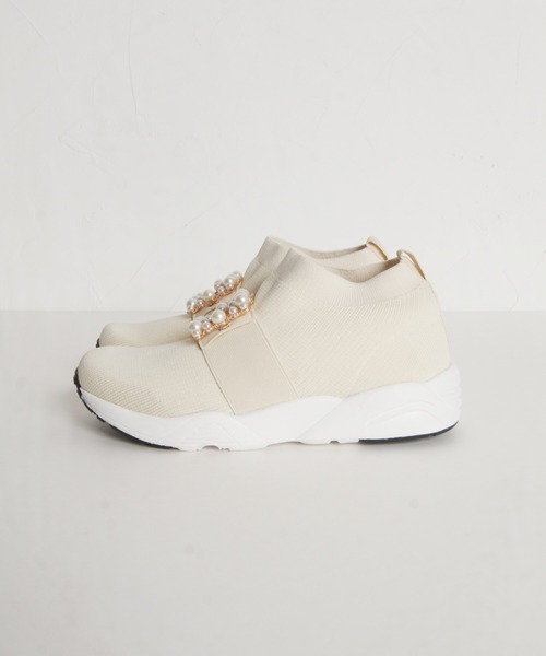 tocco closet(トッコ クローゼット)の「パール&ビジューバックル付きニットスニーカー(スニーカー・レディース・ブラック/オフホワイト・S/M/L)」の4枚目の写真