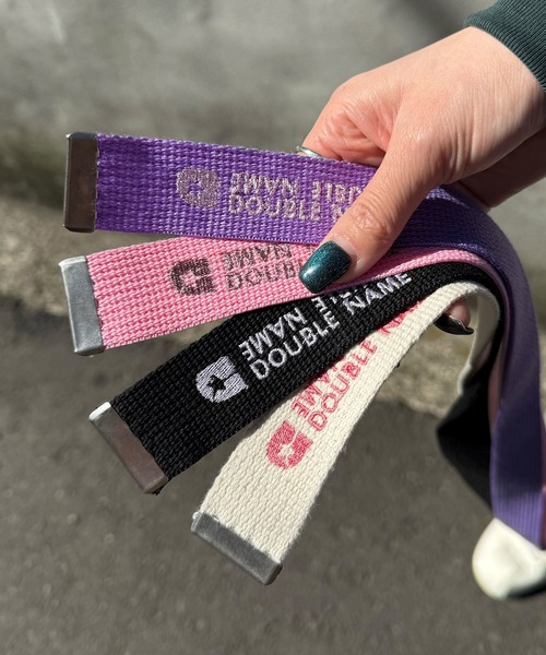 DOUBLE NAME(ダブルネーム)の「マットバックルロゴ刺しゅうガチャベルト(ベルト・レディース・パープル/ピンク/オフホワイト/ブラック/ブラウン/カーキ/ホワイト/ボルドー・FREE)」の6枚目の写真