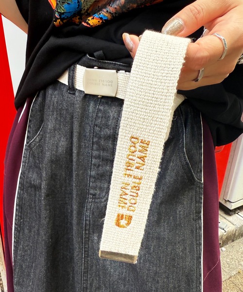 DOUBLE NAME(ダブルネーム)の「マットバックルロゴ刺しゅうガチャベルト(ベルト・レディース・パープル/ピンク/オフホワイト/ブラック/ブラウン/カーキ/ホワイト/ボルドー・FREE)」の1枚目の写真