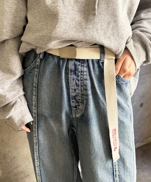 DOUBLE NAME(ダブルネーム)の「マットバックルロゴ刺しゅうガチャベルト(ベルト・レディース・パープル/ピンク/オフホワイト/ブラック/ブラウン/カーキ/ホワイト/ボルドー・FREE)」の2枚目の写真