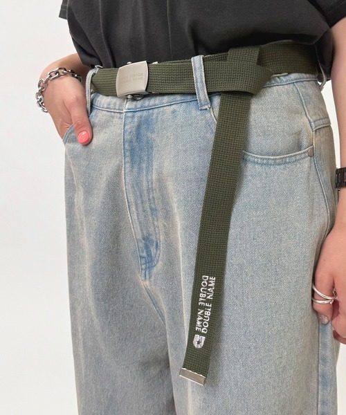 DOUBLE NAME(ダブルネーム)の「マットバックルロゴ刺しゅうガチャベルト(ベルト・レディース・パープル/ピンク/オフホワイト/ブラック/ブラウン/カーキ/ホワイト/ボルドー・FREE)」の5枚目の写真