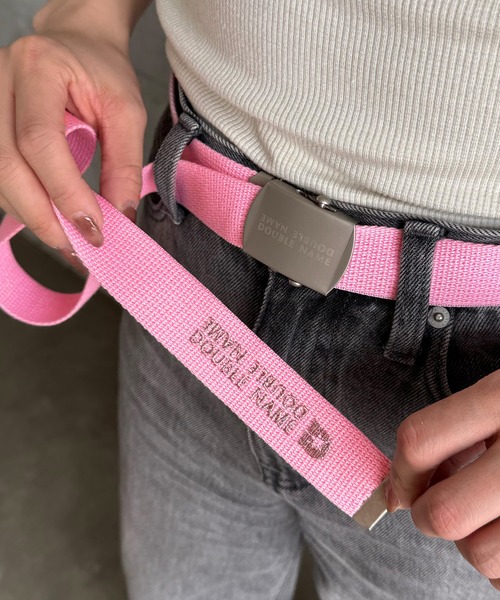 DOUBLE NAME(ダブルネーム)の「マットバックルロゴ刺しゅうガチャベルト(ベルト・レディース・パープル/ピンク/オフホワイト/ブラック/ブラウン/カーキ/ホワイト/ボルドー・FREE)」の7枚目の写真