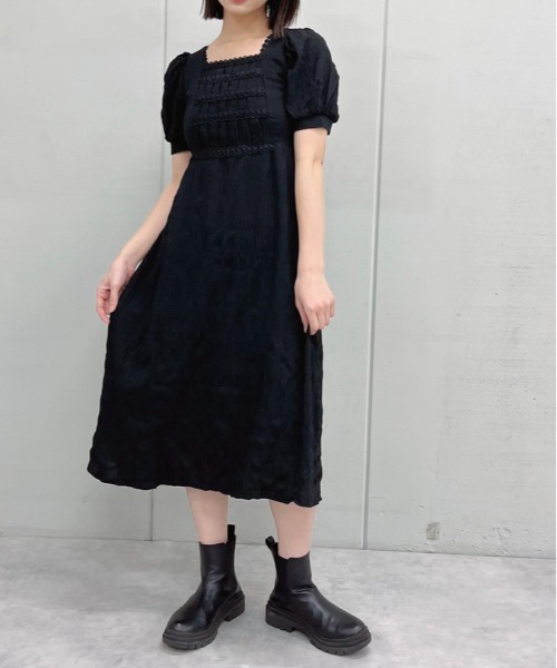 &soiree(アンドソワレ)の「【&soiree】スクエアネックパフスリーブ半袖ワンピース(ワンピース・レディース・ブラック・MEDIUM)」の2枚目の写真