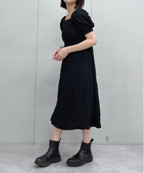 &soiree(アンドソワレ)の「【&soiree】スクエアネックパフスリーブ半袖ワンピース(ワンピース・レディース・ブラック・MEDIUM)」の3枚目の写真