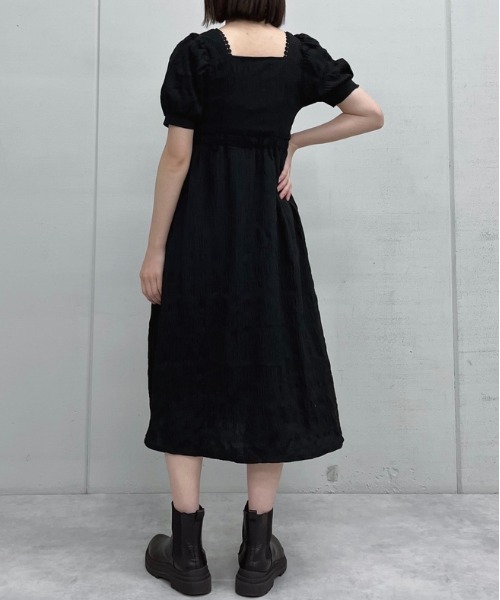 &soiree(アンドソワレ)の「【&soiree】スクエアネックパフスリーブ半袖ワンピース(ワンピース・レディース・ブラック・MEDIUM)」の4枚目の写真