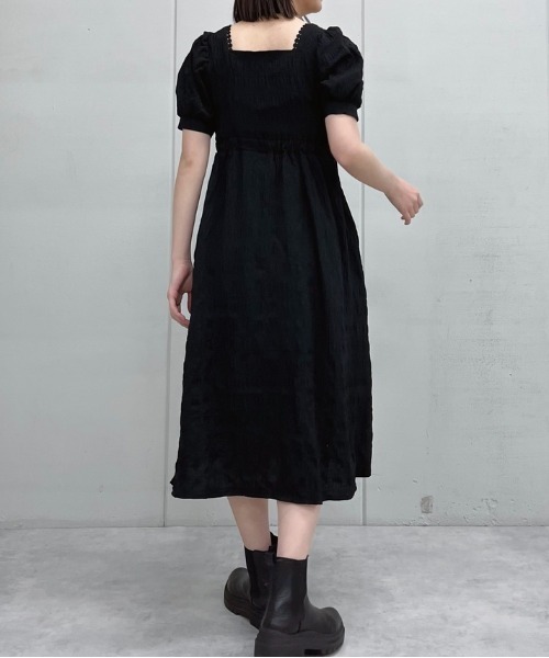 &soiree(アンドソワレ)の「【&soiree】スクエアネックパフスリーブ半袖ワンピース(ワンピース・レディース・ブラック・MEDIUM)」の5枚目の写真