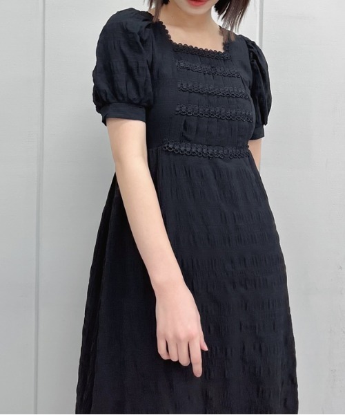 &soiree(アンドソワレ)の「【&soiree】スクエアネックパフスリーブ半袖ワンピース(ワンピース・レディース・ブラック・MEDIUM)」の6枚目の写真