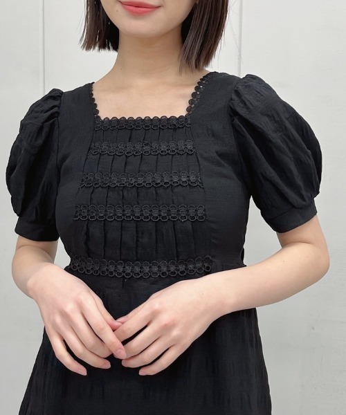 &soiree(アンドソワレ)の「【&soiree】スクエアネックパフスリーブ半袖ワンピース(ワンピース・レディース・ブラック・MEDIUM)」の7枚目の写真