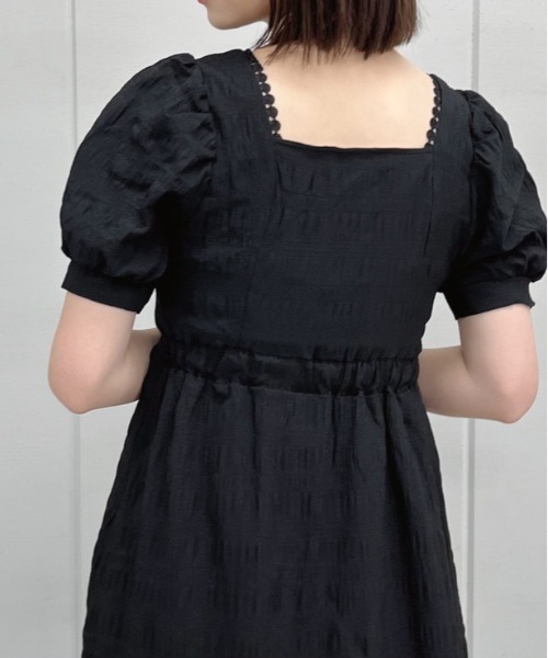&soiree(アンドソワレ)の「【&soiree】スクエアネックパフスリーブ半袖ワンピース(ワンピース・レディース・ブラック・MEDIUM)」の8枚目の写真