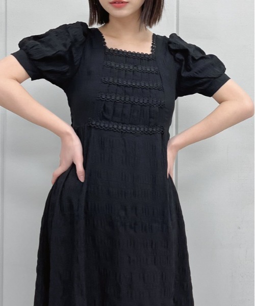 &soiree(アンドソワレ)の「【&soiree】スクエアネックパフスリーブ半袖ワンピース(ワンピース・レディース・ブラック・MEDIUM)」の9枚目の写真