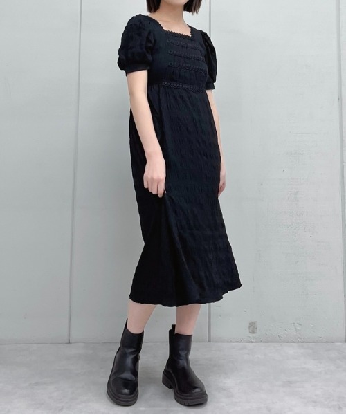 &soiree(アンドソワレ)の「【&soiree】スクエアネックパフスリーブ半袖ワンピース(ワンピース・レディース・ブラック・MEDIUM)」の10枚目の写真