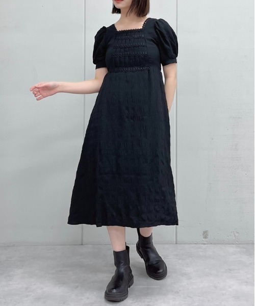 &soiree(アンドソワレ)の「【&soiree】スクエアネックパフスリーブ半袖ワンピース(ワンピース・レディース・ブラック・MEDIUM)」の11枚目の写真
