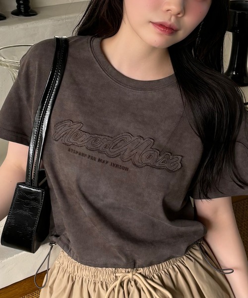 VQ（ブイキュー）の「Hem drawstring cropped Applike Short sleeve t-shirt / 裾 ドローコード クロップド アップリケ 半袖Tシャツ / 裾口のドローコードで着丈を調節、Y2Kコーデに◎（Tシャツ/カットソー・レディース・ダークグレー/ベージュ/ライトグレー・FREE）」の2枚目の写真