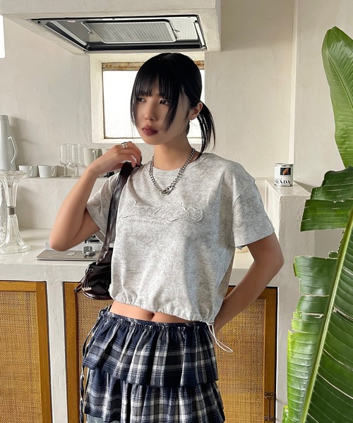 VQ（ブイキュー）の「Hem drawstring cropped Applike Short sleeve t-shirt / 裾 ドローコード クロップド アップリケ 半袖Tシャツ / 裾口のドローコードで着丈を調節、Y2Kコーデに◎（Tシャツ/カットソー・レディース・ダークグレー/ベージュ/ライトグレー・FREE）」の13枚目の写真