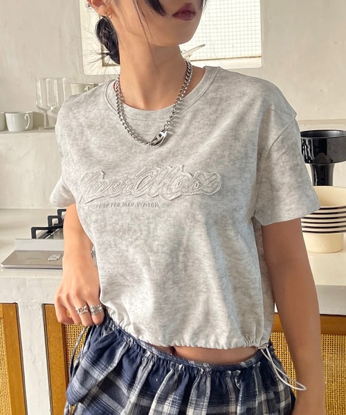 VQ（ブイキュー）の「Hem drawstring cropped Applike Short sleeve t-shirt / 裾 ドローコード クロップド アップリケ 半袖Tシャツ / 裾口のドローコードで着丈を調節、Y2Kコーデに◎（Tシャツ/カットソー・レディース・ダークグレー/ベージュ/ライトグレー・FREE）」の9枚目の写真