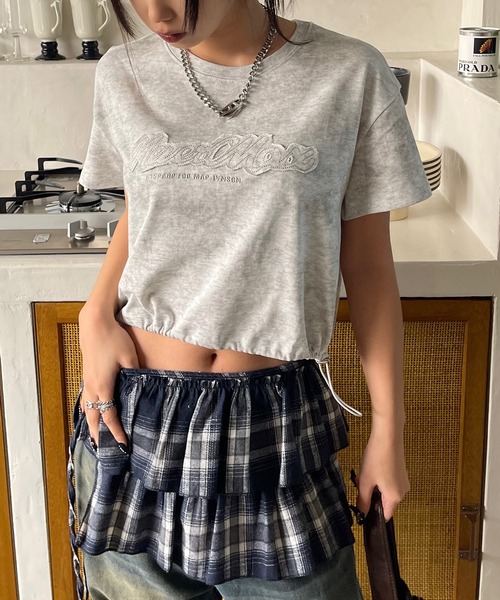 VQ（ブイキュー）の「Hem drawstring cropped Applike Short sleeve t-shirt / 裾 ドローコード クロップド アップリケ 半袖Tシャツ / 裾口のドローコードで着丈を調節、Y2Kコーデに◎（Tシャツ/カットソー・レディース・ダークグレー/ベージュ/ライトグレー・FREE）」の8枚目の写真