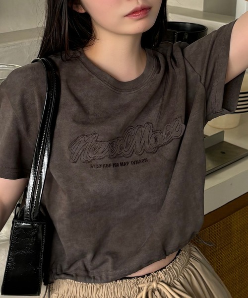 VQ（ブイキュー）の「Hem drawstring cropped Applike Short sleeve t-shirt / 裾 ドローコード クロップド アップリケ 半袖Tシャツ / 裾口のドローコードで着丈を調節、Y2Kコーデに◎（Tシャツ/カットソー・レディース・ダークグレー/ベージュ/ライトグレー・FREE）」の4枚目の写真