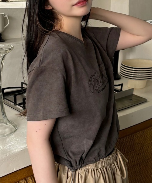 VQ（ブイキュー）の「Hem drawstring cropped Applike Short sleeve t-shirt / 裾 ドローコード クロップド アップリケ 半袖Tシャツ / 裾口のドローコードで着丈を調節、Y2Kコーデに◎（Tシャツ/カットソー・レディース・ダークグレー/ベージュ/ライトグレー・FREE）」の6枚目の写真