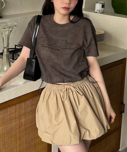 VQ（ブイキュー）の「Hem drawstring cropped Applike Short sleeve t-shirt / 裾 ドローコード クロップド アップリケ 半袖Tシャツ / 裾口のドローコードで着丈を調節、Y2Kコーデに◎（Tシャツ/カットソー・レディース・ダークグレー/ベージュ/ライトグレー・FREE）」の7枚目の写真