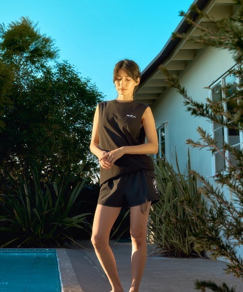 RVCA（ルーカ）の「RVCA レディース SUN WAVE CUTOFF TT タンクトップ 【2025年夏モデル】/ルーカバックプリントルーズフィットシルエットタンクトップ（タンクトップ・レディース・ブラック/イエロー系その他/ホワイト・SMALL/MEDIUM/LARGE）」の17枚目の写真