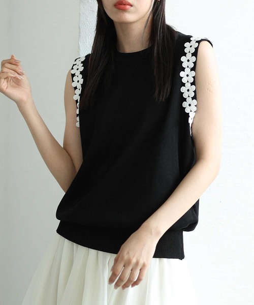 Sawa a la mode(サワアラモード)の「フラワーモチーフサマーニットトップス(ニット/セーター・レディース・ホワイト/ブラック・FREE)」の2枚目の写真