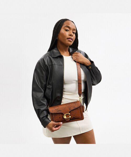 スヌーピー【Coach】Coach X Peanuts タビーショルダーバッグ 26 COACH｜【公式】【COACH X PEANUTS】タビー ショルダー バッグ
