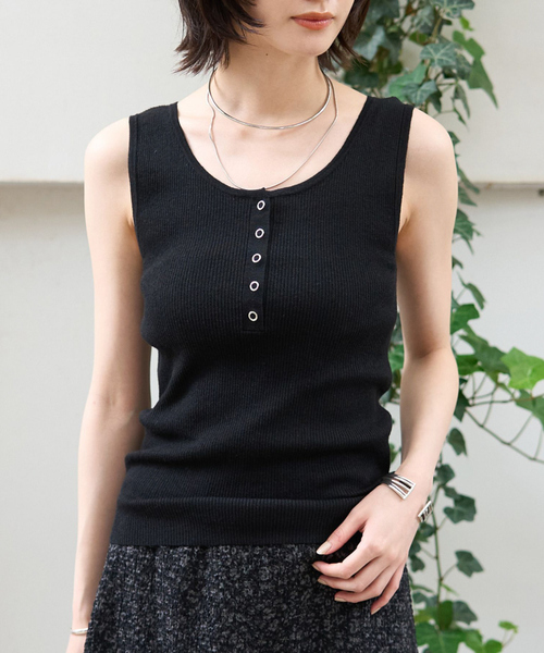 Rouge vif Anna(ルージュヴィフアンナ)の「ヘンリーネックニットタンクトップ(ニット/セーター・レディース・チャコールグレー/ホワイト/ベージュ・フリー)」の3枚目の写真