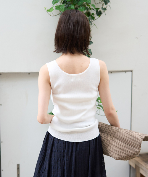 Rouge vif Anna(ルージュヴィフアンナ)の「ヘンリーネックニットタンクトップ(ニット/セーター・レディース・チャコールグレー/ホワイト/ベージュ・フリー)」の6枚目の写真