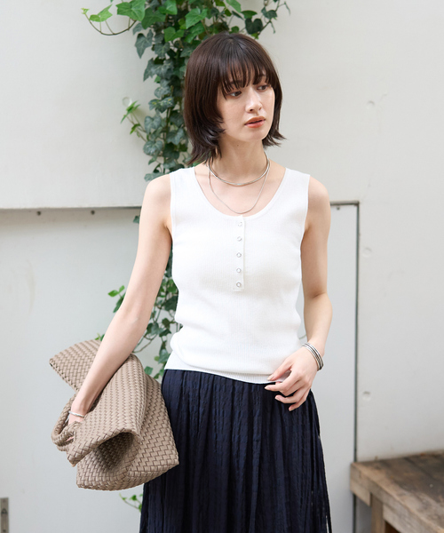 Rouge vif Anna(ルージュヴィフアンナ)の「ヘンリーネックニットタンクトップ(ニット/セーター・レディース・チャコールグレー/ホワイト/ベージュ・フリー)」の7枚目の写真