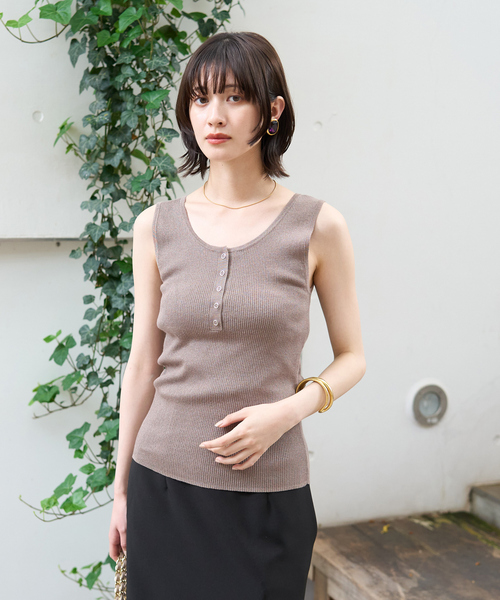 Rouge vif Anna(ルージュヴィフアンナ)の「ヘンリーネックニットタンクトップ(ニット/セーター・レディース・チャコールグレー/ホワイト/ベージュ・フリー)」の8枚目の写真