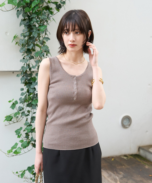 Rouge vif Anna(ルージュヴィフアンナ)の「ヘンリーネックニットタンクトップ(ニット/セーター・レディース・チャコールグレー/ホワイト/ベージュ・フリー)」の9枚目の写真