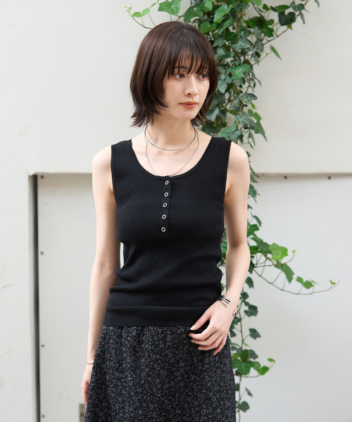 Rouge vif Anna(ルージュヴィフアンナ)の「ヘンリーネックニットタンクトップ(ニット/セーター・レディース・チャコールグレー/ホワイト/ベージュ・フリー)」の13枚目の写真