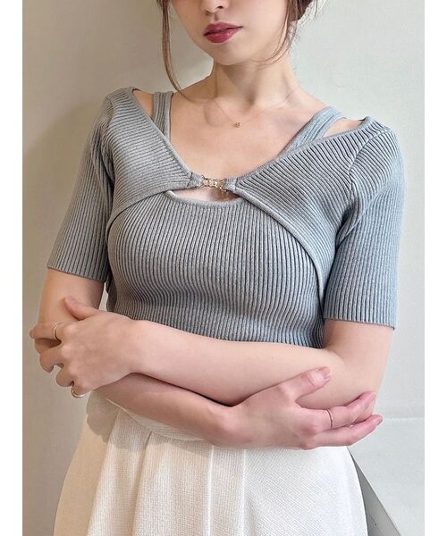 RESEXXY（リゼクシー）の「GOLDパーツリブニットトップス（ニット/セーター・レディース・ブルー/ブラック/ホワイト・FREE）」の3枚目の写真