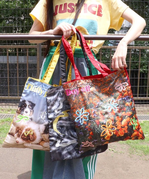 Three Four Time（ｽﾘｰﾌｫｰﾀｲﾑ）の「【Casselini】ドゥードゥールフォトトート（トートバッグ・レディース・ブラック/レッド/イエロー・FREE）」の8枚目の写真