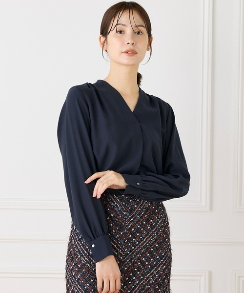 INED（イネド）の「Vネックブラウス（シャツ/ブラウス・レディース・グレー/ホワイト/ネイビー・9号/7号）」の3枚目の写真