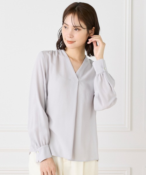 INED（イネド）の「Vネックブラウス（シャツ/ブラウス・レディース・グレー/ホワイト/ネイビー・9号/7号）」の2枚目の写真