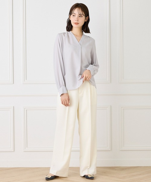 INED（イネド）の「Vネックブラウス（シャツ/ブラウス・レディース・グレー/ホワイト/ネイビー・9号/7号）」の8枚目の写真