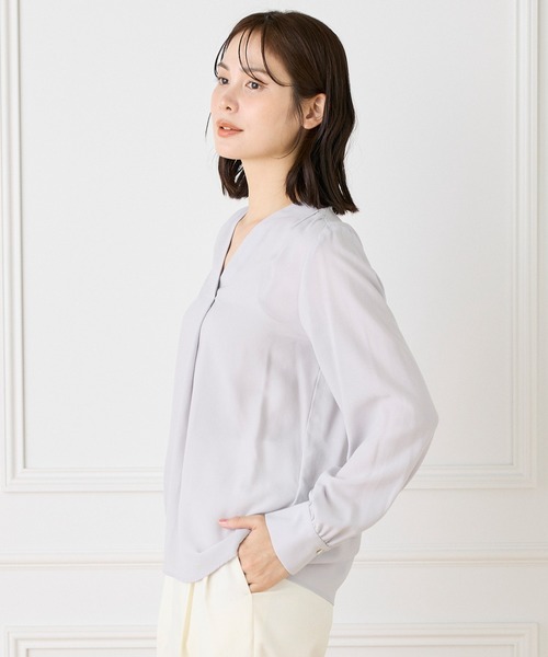 INED（イネド）の「Vネックブラウス（シャツ/ブラウス・レディース・グレー/ホワイト/ネイビー・9号/7号）」の18枚目の写真