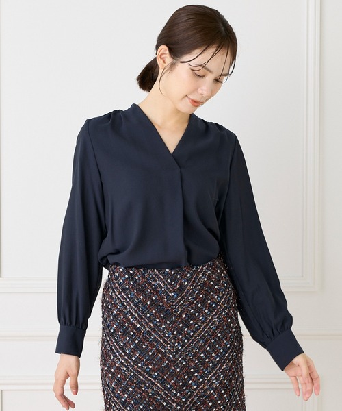 INED（イネド）の「Vネックブラウス（シャツ/ブラウス・レディース・グレー/ホワイト/ネイビー・9号/7号）」の4枚目の写真