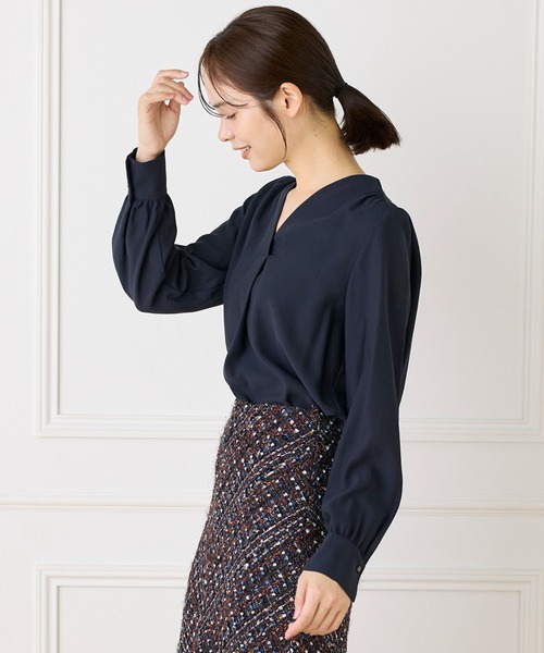 INED（イネド）の「Vネックブラウス（シャツ/ブラウス・レディース・グレー/ホワイト/ネイビー・9号/7号）」の6枚目の写真