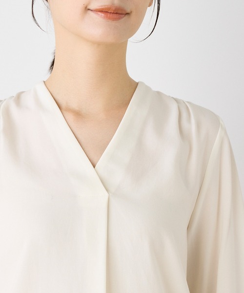 INED（イネド）の「Vネックブラウス（シャツ/ブラウス・レディース・グレー/ホワイト/ネイビー・9号/7号）」の16枚目の写真