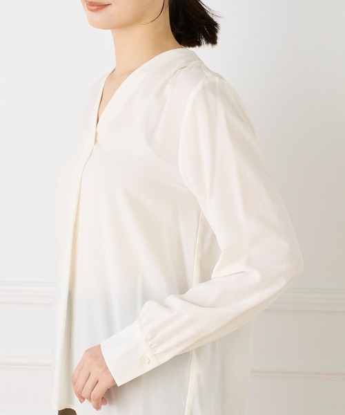 INED（イネド）の「Vネックブラウス（シャツ/ブラウス・レディース・グレー/ホワイト/ネイビー・9号/7号）」の11枚目の写真