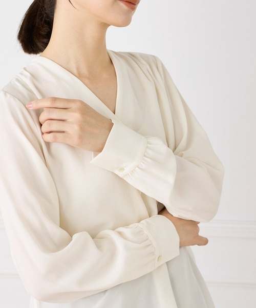 INED（イネド）の「Vネックブラウス（シャツ/ブラウス・レディース・グレー/ホワイト/ネイビー・9号/7号）」の5枚目の写真