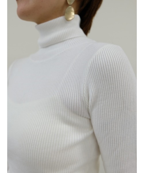 TEVALT（ヴァレット）の「ファースリーブリブタートルニットトップス（ニット/セーター・レディース・オフホワイト/ブラック・38）」の10枚目の写真