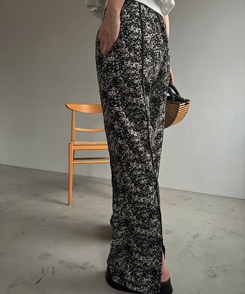 WILLFULLY（ウィルフリー）の「flowing line back slit piping PT（その他パンツ・レディース・ブラック/ホワイト系その他・FREE）」の8枚目の写真