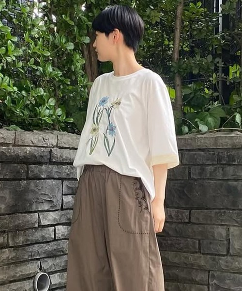 SUPER HAKKA（スーパーハッカ）の「ダファディル刺繍Tシャツ（Tシャツ/カットソー・レディース・ネイビー/オフホワイト/ライトグリーン・FREE）」の2枚目の写真