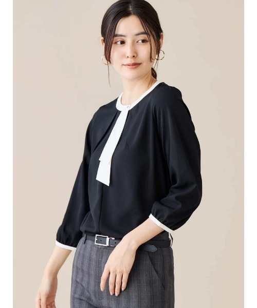 Perfect Suit FActory(パーフェクトスーツファクトリー)の「配色ボウタイブラウス オフホワイト/ブラック/ピンク/ベージュ(Tシャツ/カットソー・レディース・オフホワイト/ベージュ/ブラック/ライトピンク・L/M/S)」の1枚目の写真
